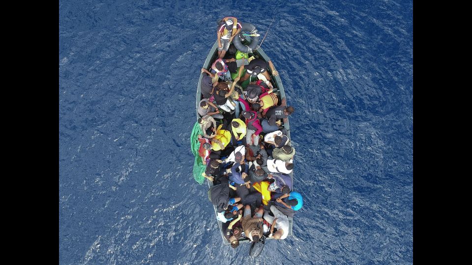 Una foto aerea mostra un'imbarcazione che trasportava i migranti bloccati nello Stretto di Gibilterra prima di essere salvata dalla Guardia Civil spagnola e da una Ong. A bordo 157 migranti. Scattata l'8 settembre 2018.Mentre il numero complessivo di migranti in Europa dal mare &egrave; in calo dopo il picco nel 2015, la Spagna ha visto un costante aumento degli arrivi quest'anno e ha superato l'Italia come destinazione preferita per le persone alla disperata ricerca di raggiungere il continente. Pi&ugrave; di 33.000 migranti sono arrivati ​​in Spagna via mare e terra finora quest'anno, e 329 sono morti nel tentativo, secondo l'Organizzazione internazionale per le migrazioni. Marcos Moreno / AFP