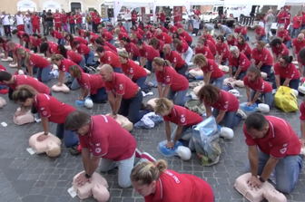 La Croce Rossa a Piazza di Spagna insegna il massaggio cardiaco a ritmo di musica