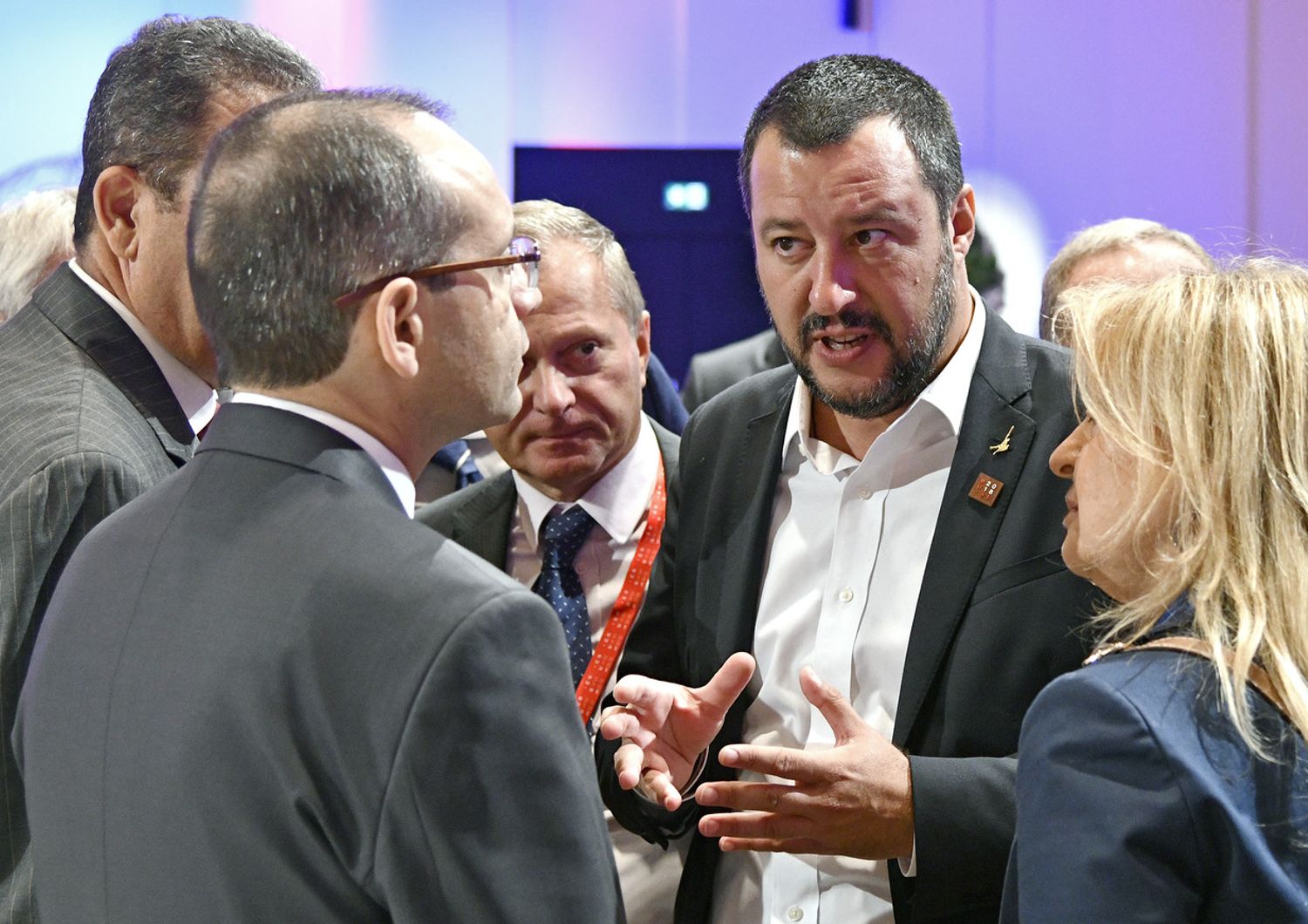 &nbsp;Il ministro dell'Interno italiano Matteo Salvini a colloquio con quello tunisino Hichem Fourati durante una conferenza dei ministri dell'Interno UE su sicurezza e migrazione, a Vienna il 14 settembre