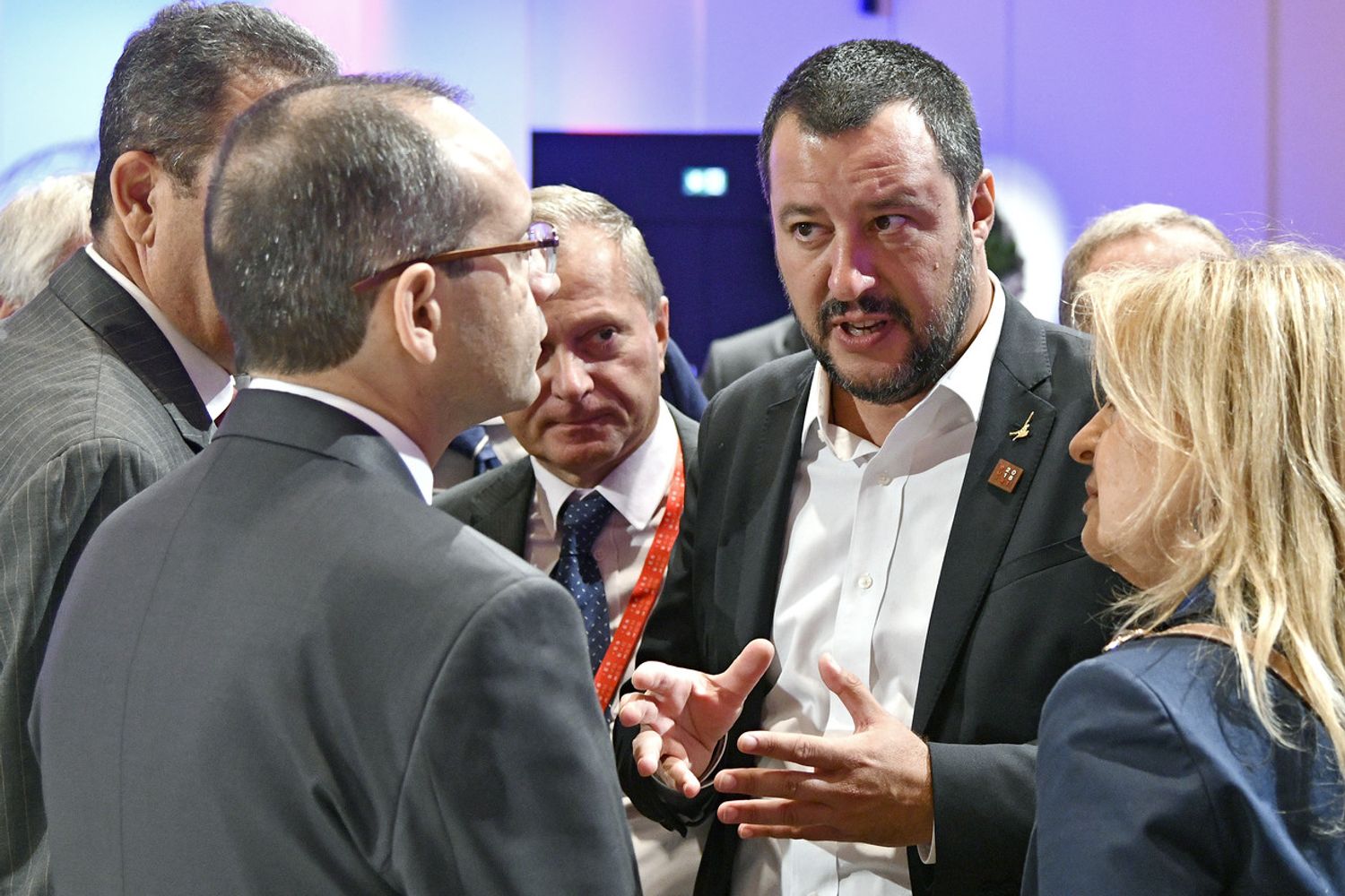 &nbsp;Il ministro dell'Interno italiano Matteo Salvini a colloquio con quello tunisino Hichem Fourati durante una conferenza dei ministri dell'Interno UE su sicurezza e migrazione, a Vienna il 14 settembre