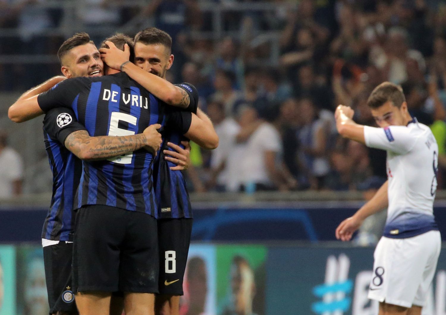 L'Inter festeggia la vittoria contro il Tottenham