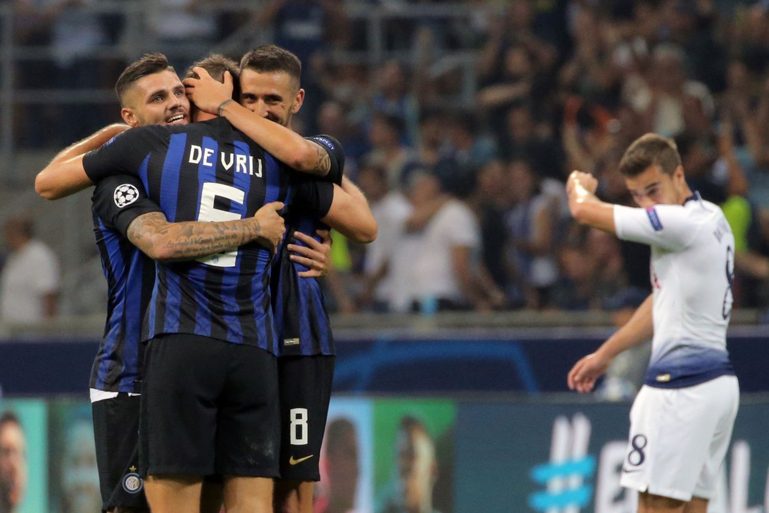 L'Inter festeggia la vittoria contro il Tottenham