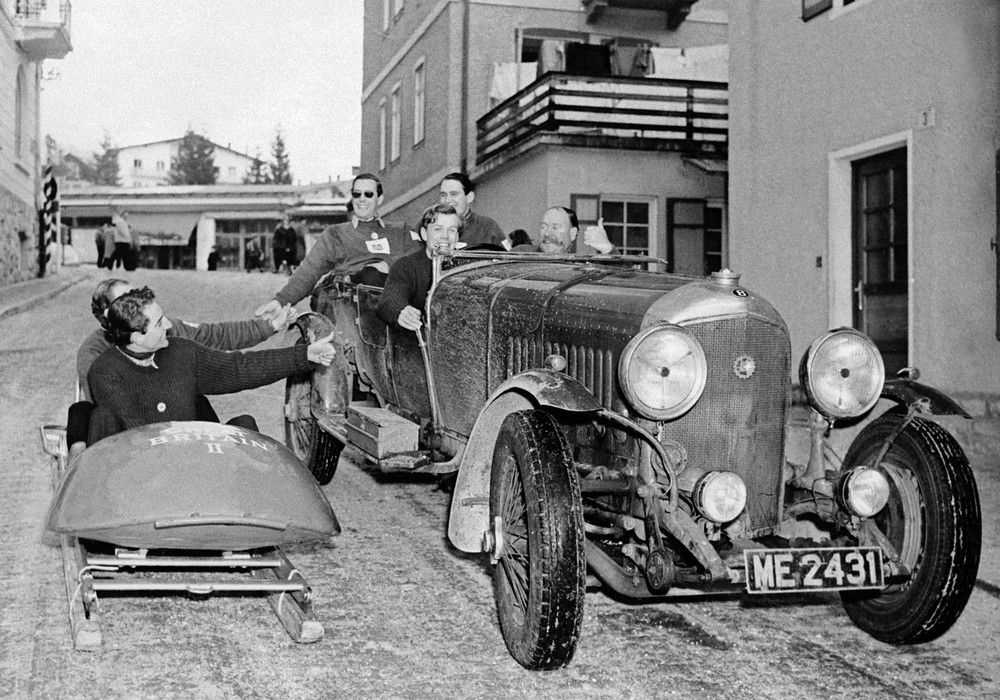 &nbsp;L'equipaggio britannico del bob a due scherza con i passeggeri di una Bentley 25 per le strade di Cortina durante le Olimpiadi invernali del 1956