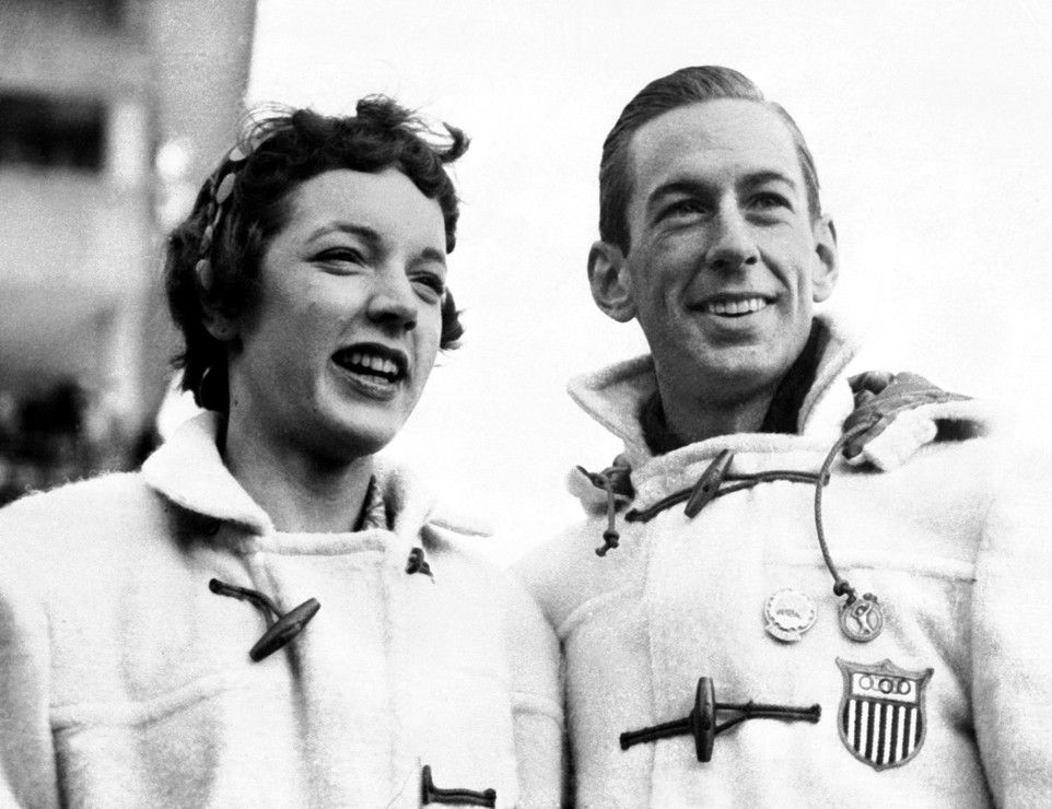 I pattinatori di figura statunitensi Tenley Albright e Hayes Alan Jenkins alle Olimpiadi invernali di Cortina del 1956