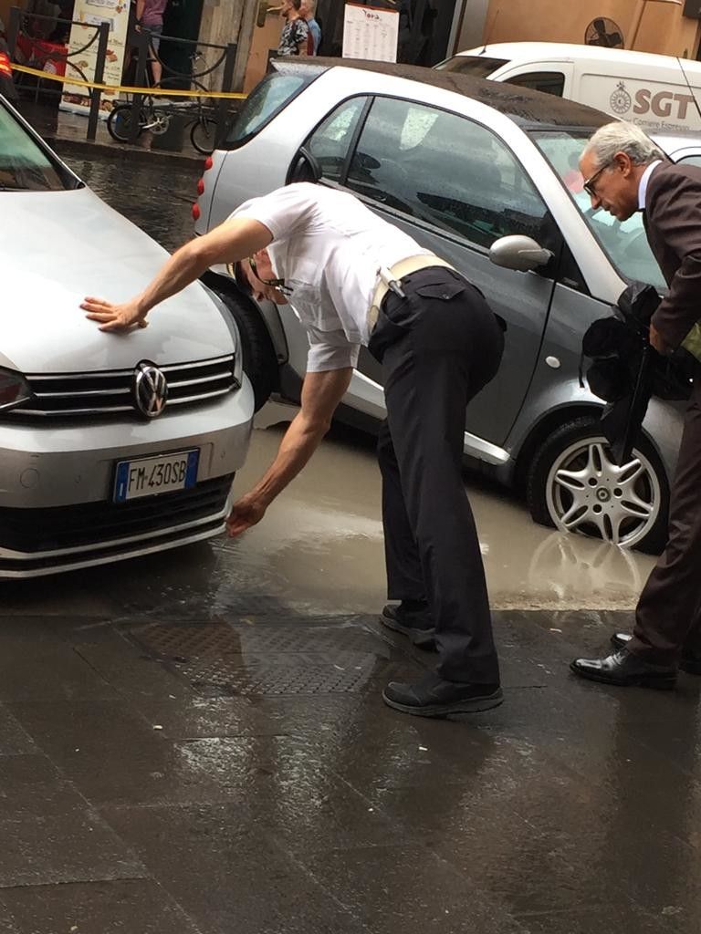 &nbsp;Un vigile cerca di sturare un tombino in piazza del Parlamento a Roma