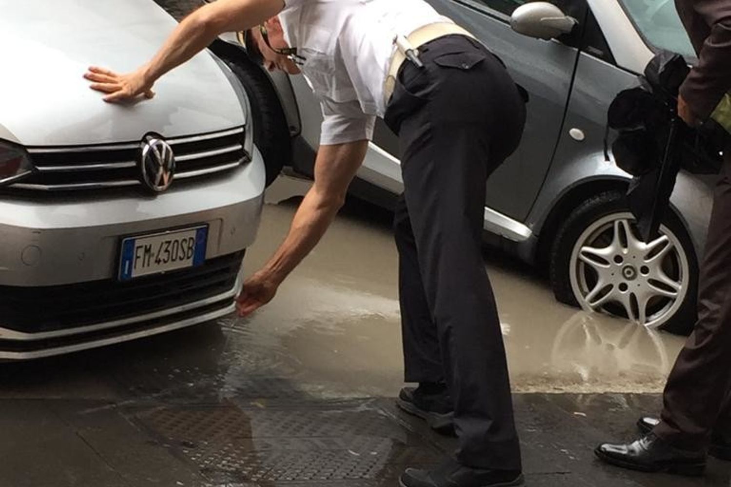 &nbsp;Un vigile cerca di sturare un tombino in piazza del Parlamento a Roma