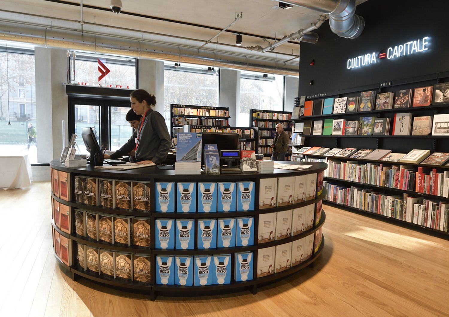 &nbsp;La libreria all'interno della Fondazione Feltrinelli a Milano