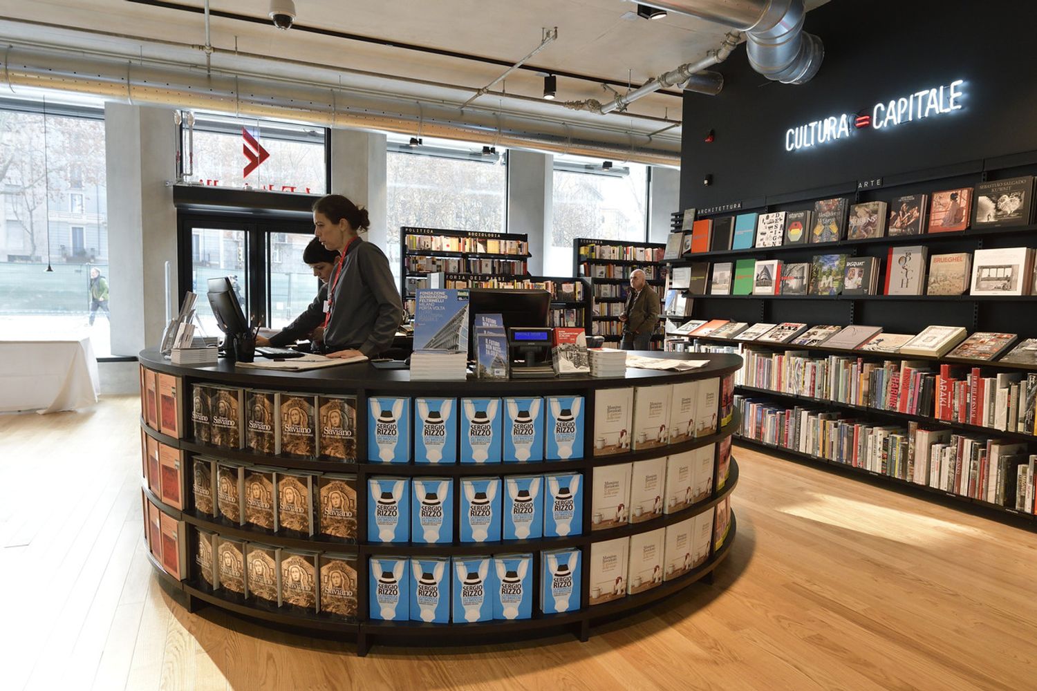 &nbsp;La libreria all'interno della Fondazione Feltrinelli a Milano