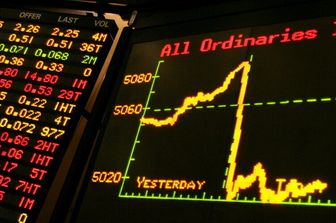 &nbsp;Nel monitor di un operatore il grafico riporta il 'crollo' del mercato