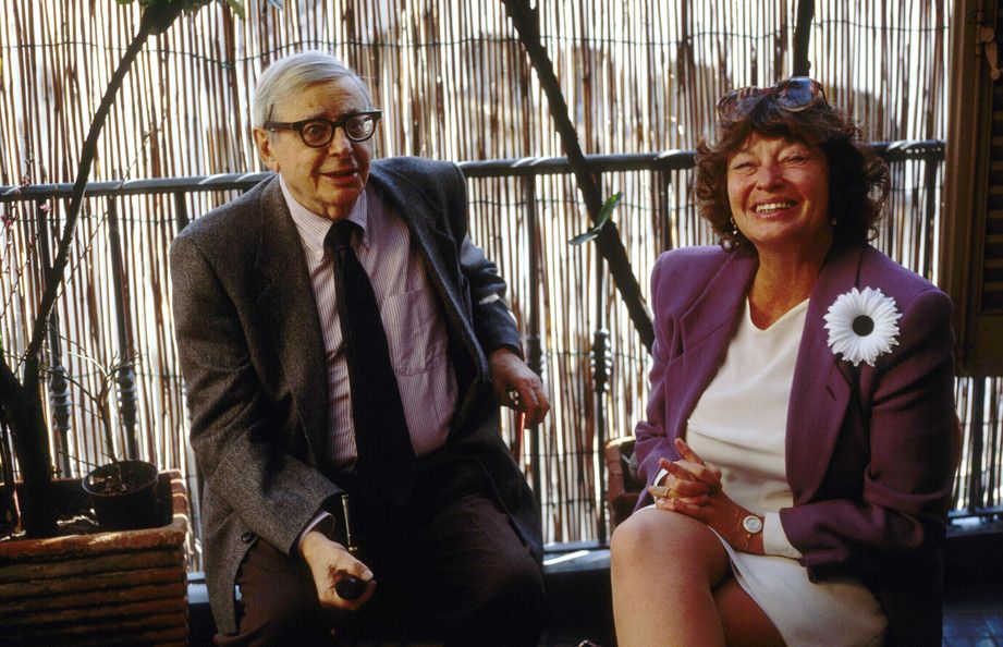 Inge Feltrinelli nella sua casa con il giornalista Ugo Stille