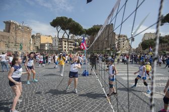 &nbsp;Una partita di volley per le strade di Roma