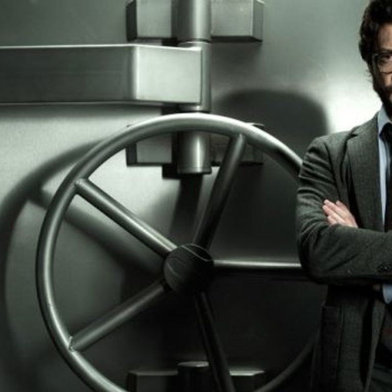 &nbsp;Alvaro Morte interpreta 'il Professore' ne 'La Casa di Carta'