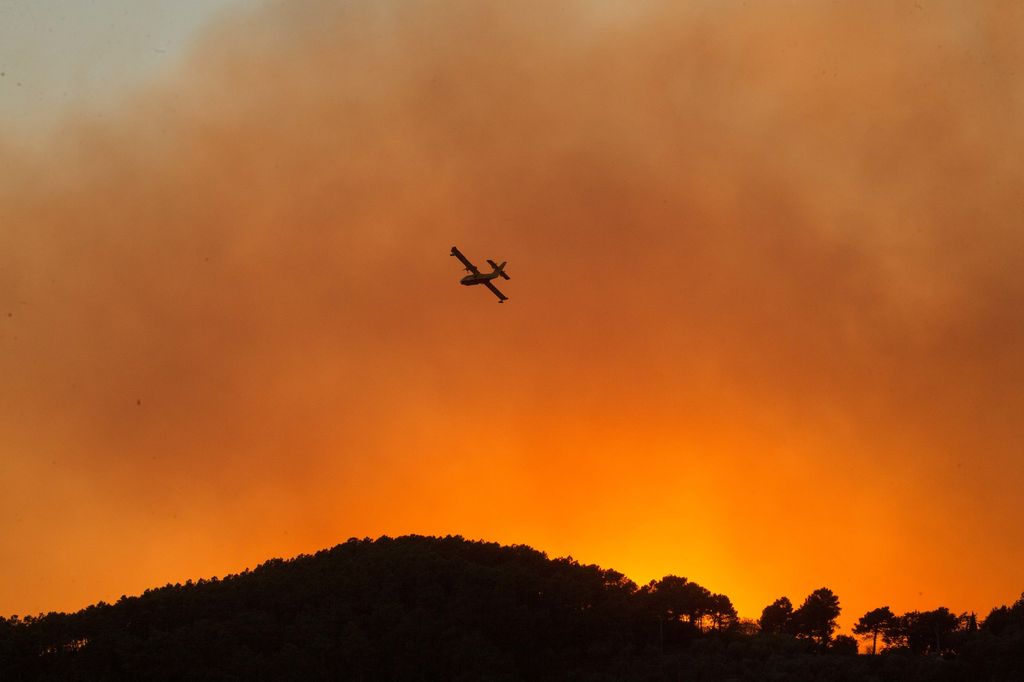 &nbsp;Un Canadair in volo sul rogo