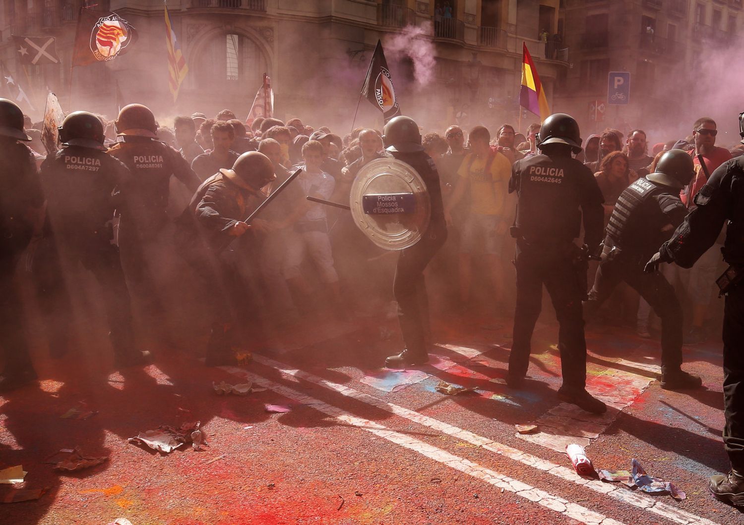 Tensione e scontri in piazza a Barcellona tra gli indipendentisti e la polizia