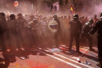 Tensione e scontri in piazza a Barcellona tra gli indipendentisti e la polizia