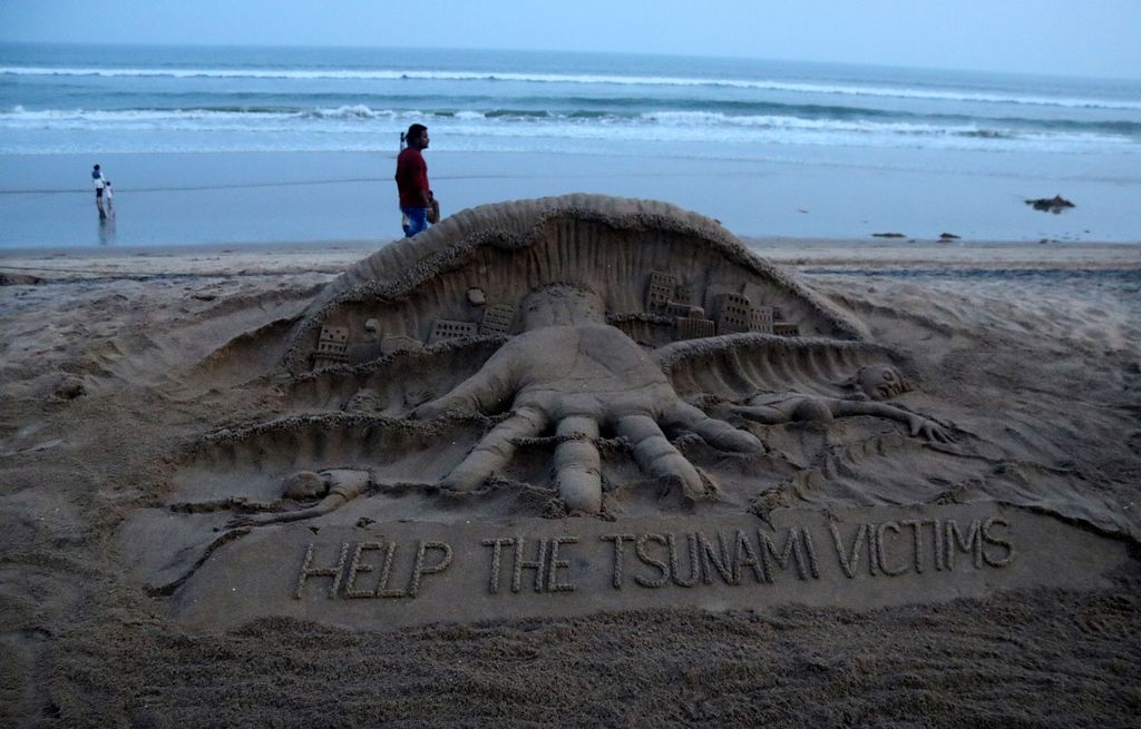 Una scultura di sabbia dell'artista indiano Sudarshan Pattnaik dedicata alle vittime dello tsunami
