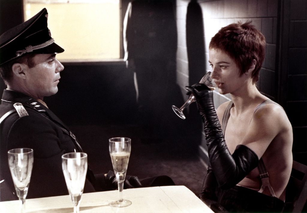 Dirk Bogarde e Charlotte Rampling nel &quot;Portiere di notte&quot;