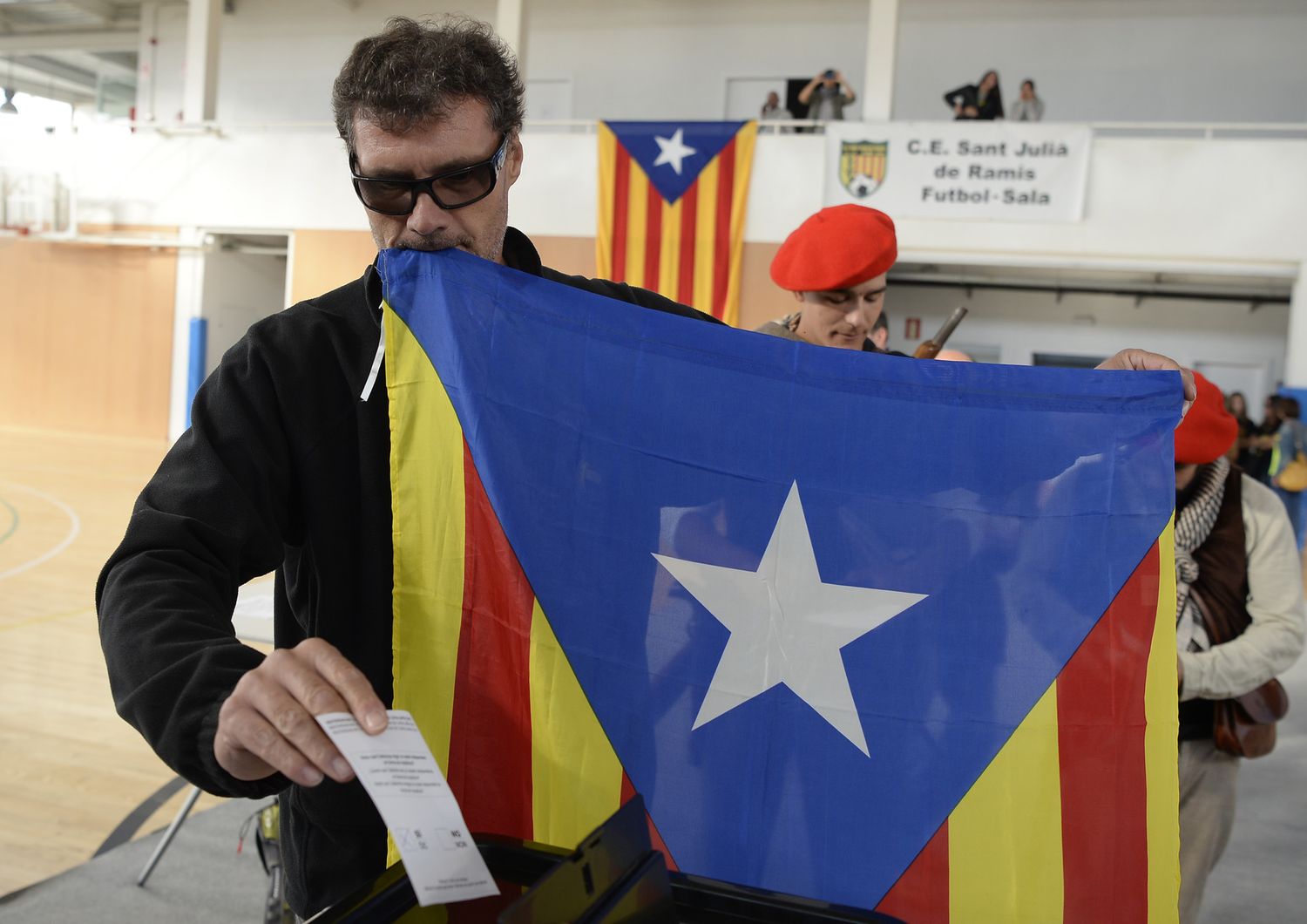 Catalogna: irruzione dei separatisti nella sede della Generalitat&nbsp;a&nbsp;Girona