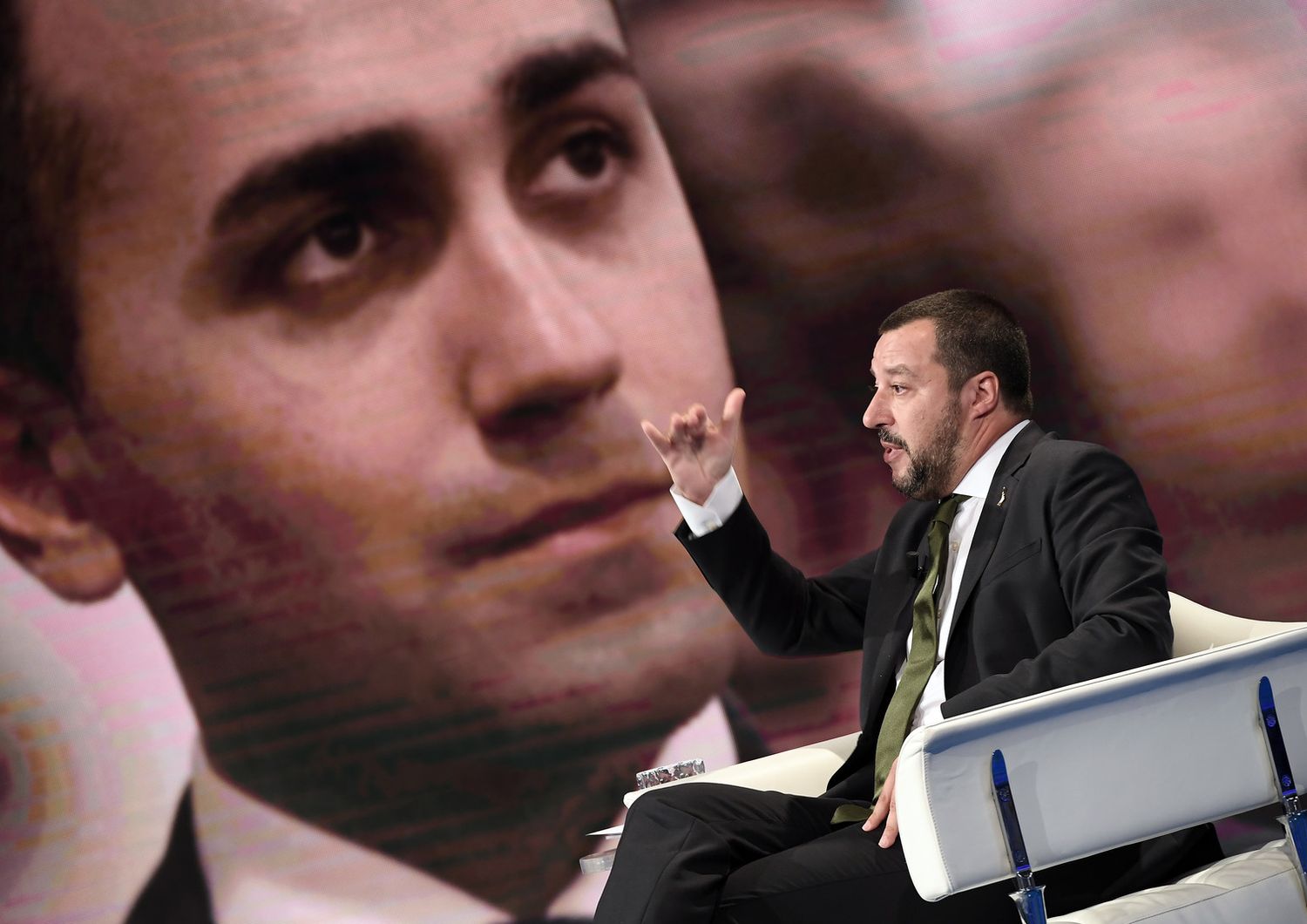 Di Maio e Salvini serrano le file e spiegano perch&eacute; si tratta di una manovra coraggiosa&nbsp;
