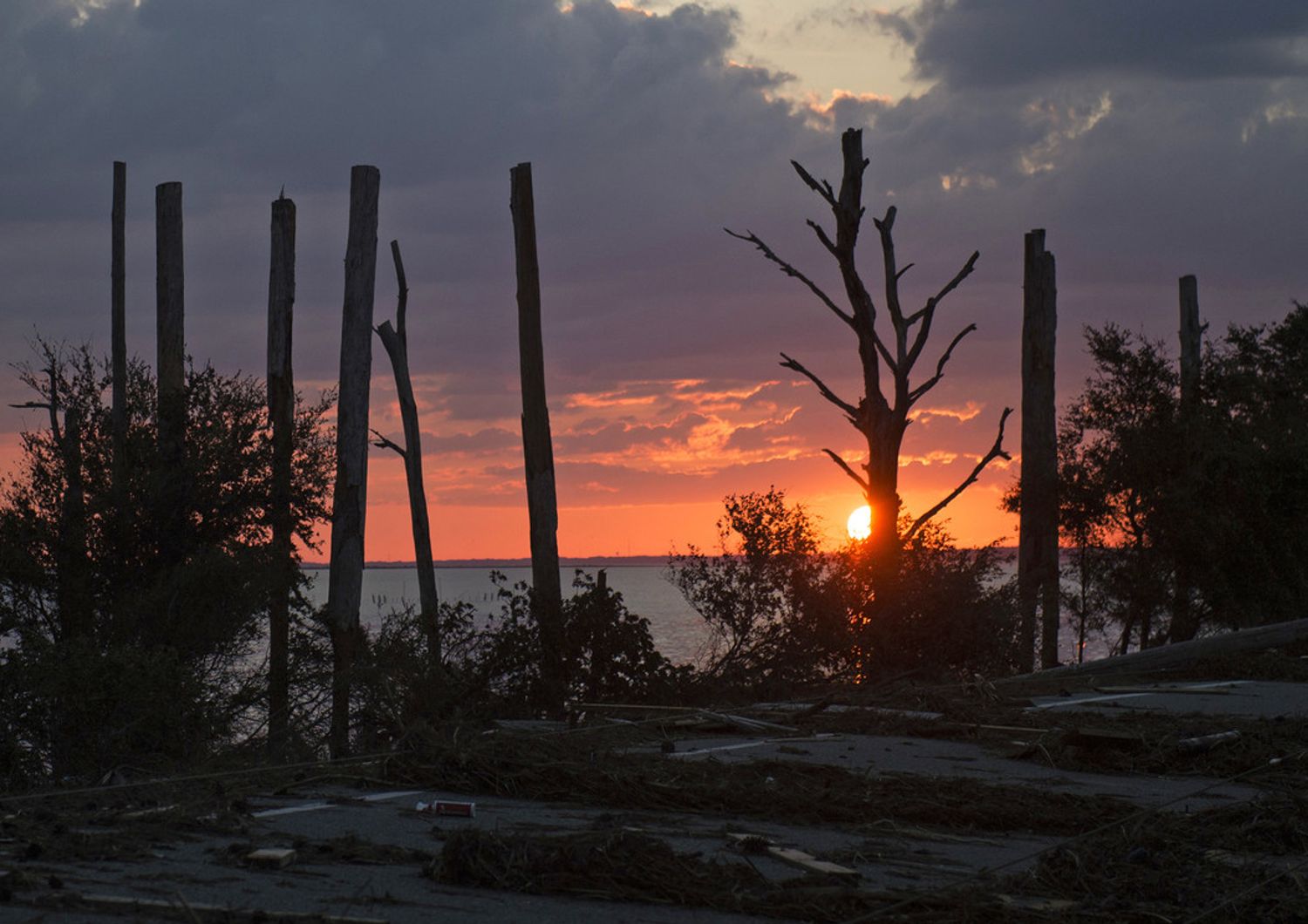 &nbsp;L'alba su Larnak, la citt&agrave; della Florida devastata dall'uragano Michael