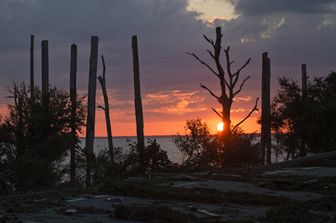 &nbsp;L'alba su Larnak, la citt&agrave; della Florida devastata dall'uragano Michael