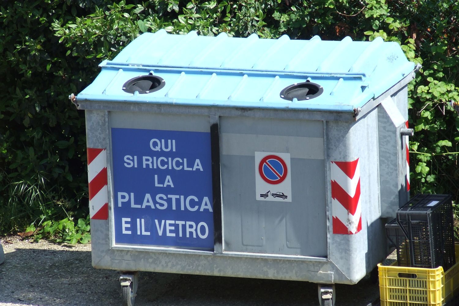 &nbsp;Cassonetto per il riciclo di plastica e vetro