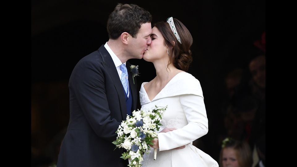 La principessa Eugenie of York e suo marito Jack Brooksbank fuori St George's Chapel