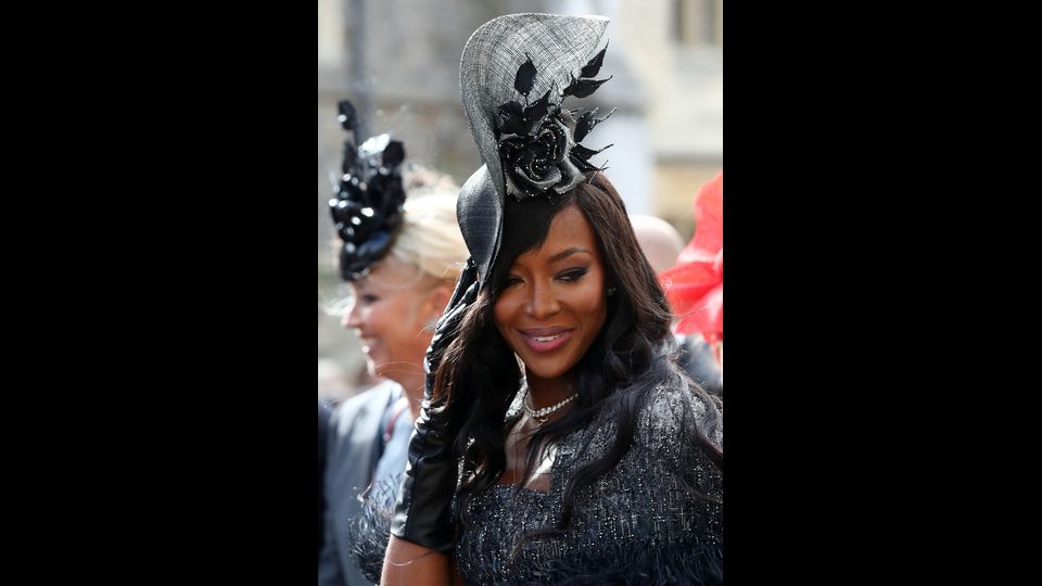 Naomi Campbell in un vestito bianco e nero con cappello scultura (Afp)