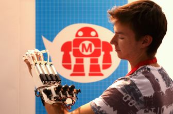 &nbsp;Una mano robotica presentata alla Maker Faire Roma 2018