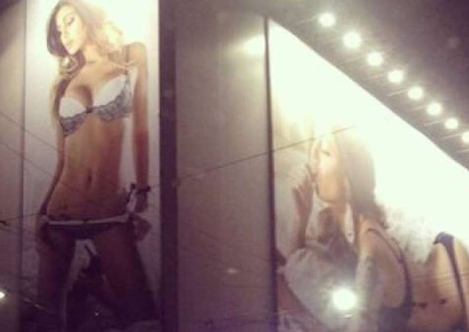 Maxi cartellone con Belen a Milano: vigili, "troppo sexy, da rimuovere"