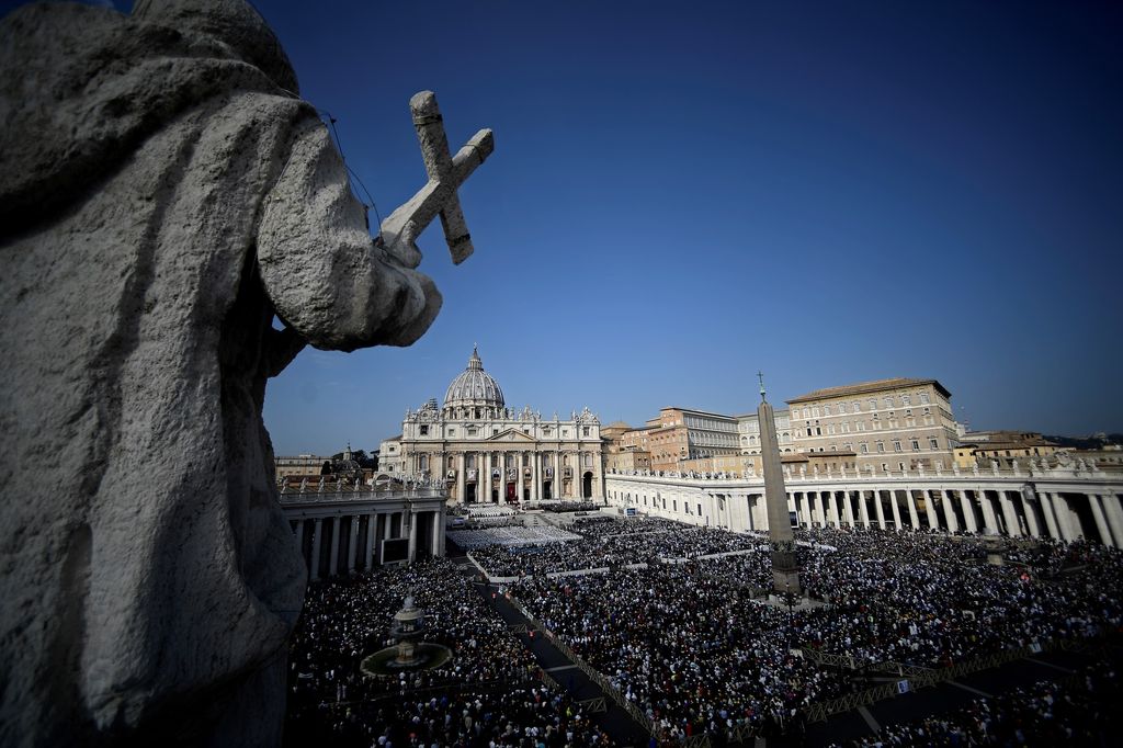 &nbsp;La folla assiste in piazza San Pietro alla canonizzazione di Paolo VI e Monsignor Romero
