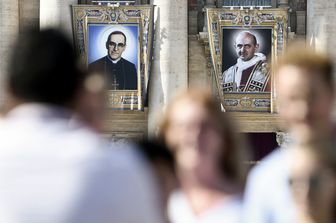 La folla assiste in piazza San Pietro alla canonizzazione di Paolo VI e Monsignor Romero&nbsp;