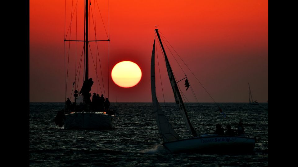 I partecipanti si sfidano durante l'evento serale &quot;Barcolana UFO 28&quot; come parte della 50esima regata di Barcolana nel golfo di Trieste