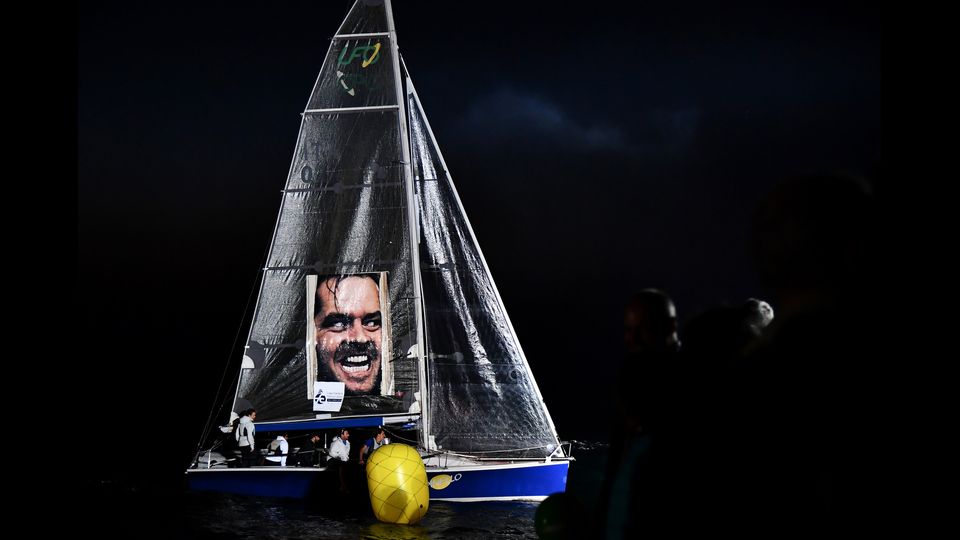 I partecipanti si sfidano durante l'evento serale &quot;Barcolana UFO 28&quot; come parte della 50esima regata di Barcolana nel golfo di Trieste