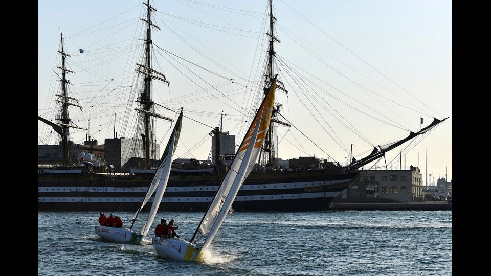 I partecipanti gareggiano davanti alla nave militare italiana Amerigo Vespucci, durante la categoria &quot;Barcolana Meteor&quot; nel golfo di Trieste