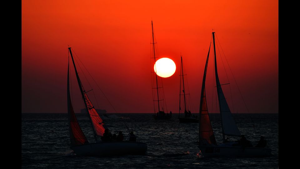I partecipanti si sfidano durante l'evento serale &quot;Barcolana UFO 28&quot; come parte della 50esima regata di Barcolana nel golfo di Trieste