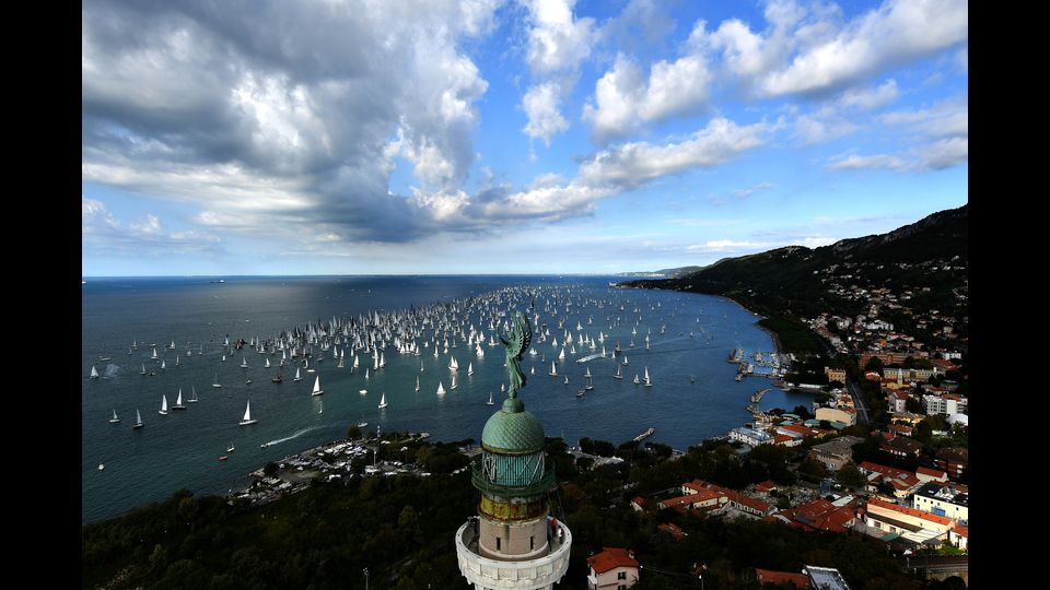 Le barche navigano oltre il &quot;Faro della Vittoria&quot;. Immagine della la 49esima regata, 8 ottobre 2017.&nbsp;