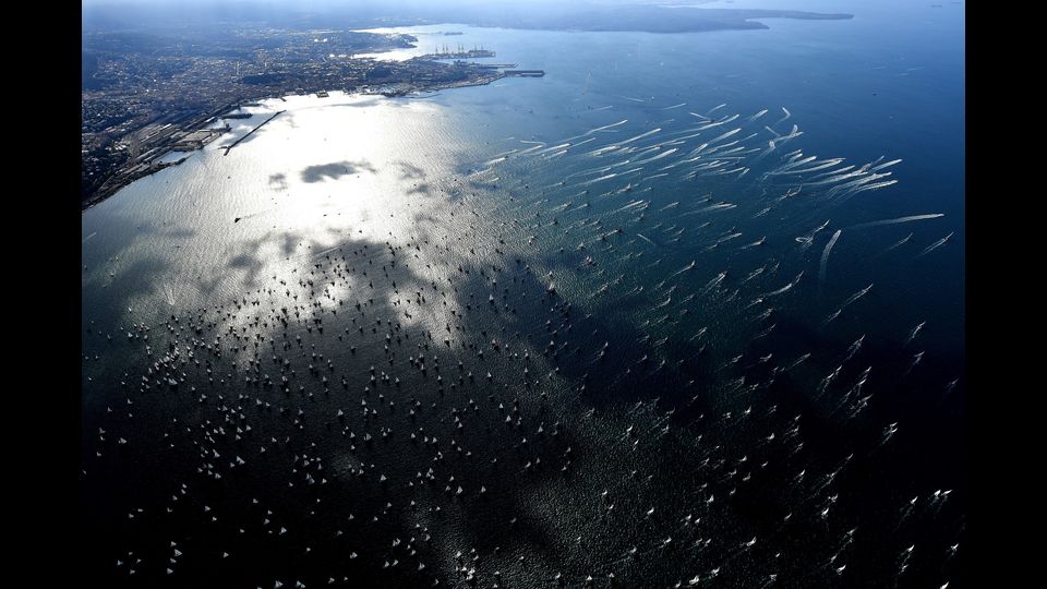 Le barche navigano oltre il &quot;Faro della Vittoria&quot;. Immagine della la 49esima regata, 8 ottobre 2017.&nbsp;