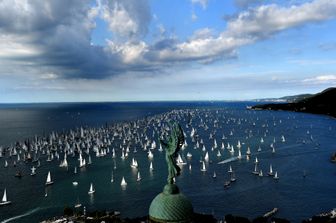 Le barche navigano oltre il &quot;Faro della Vittoria&quot; durante la 49esima regata di Barcolana nel Golfo di Trieste l'8 ottobre 2017. - Con circa 2072 navi, la Barcolana ha il maggior numero di partecipazioni di ogni regata velica al mondo. &nbsp;
