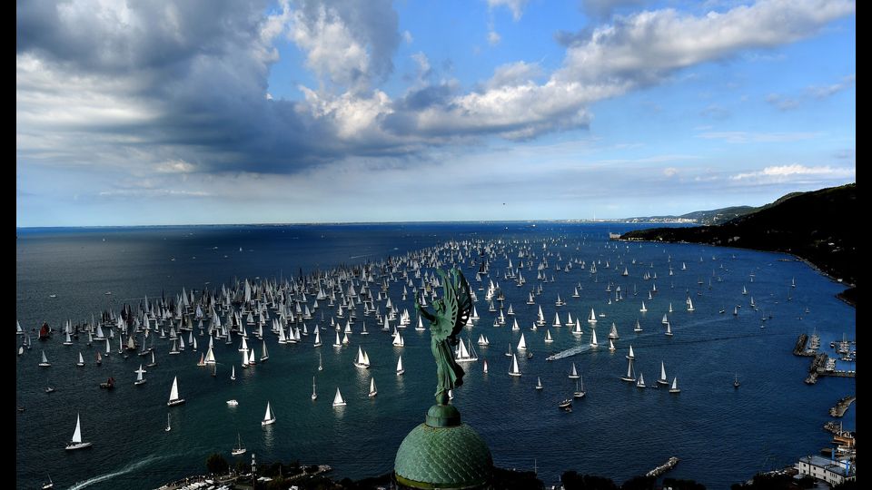 Le barche navigano oltre il &quot;Faro della Vittoria&quot;. Immagine della la 49esima regata, 8 ottobre 2017.&nbsp;