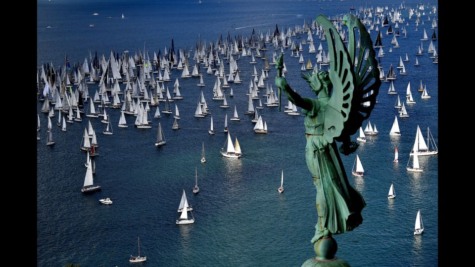 Le barche navigano oltre il &quot;Faro della Vittoria&quot;. Immagine della la 49esima regata, 8 ottobre 2017.&nbsp;