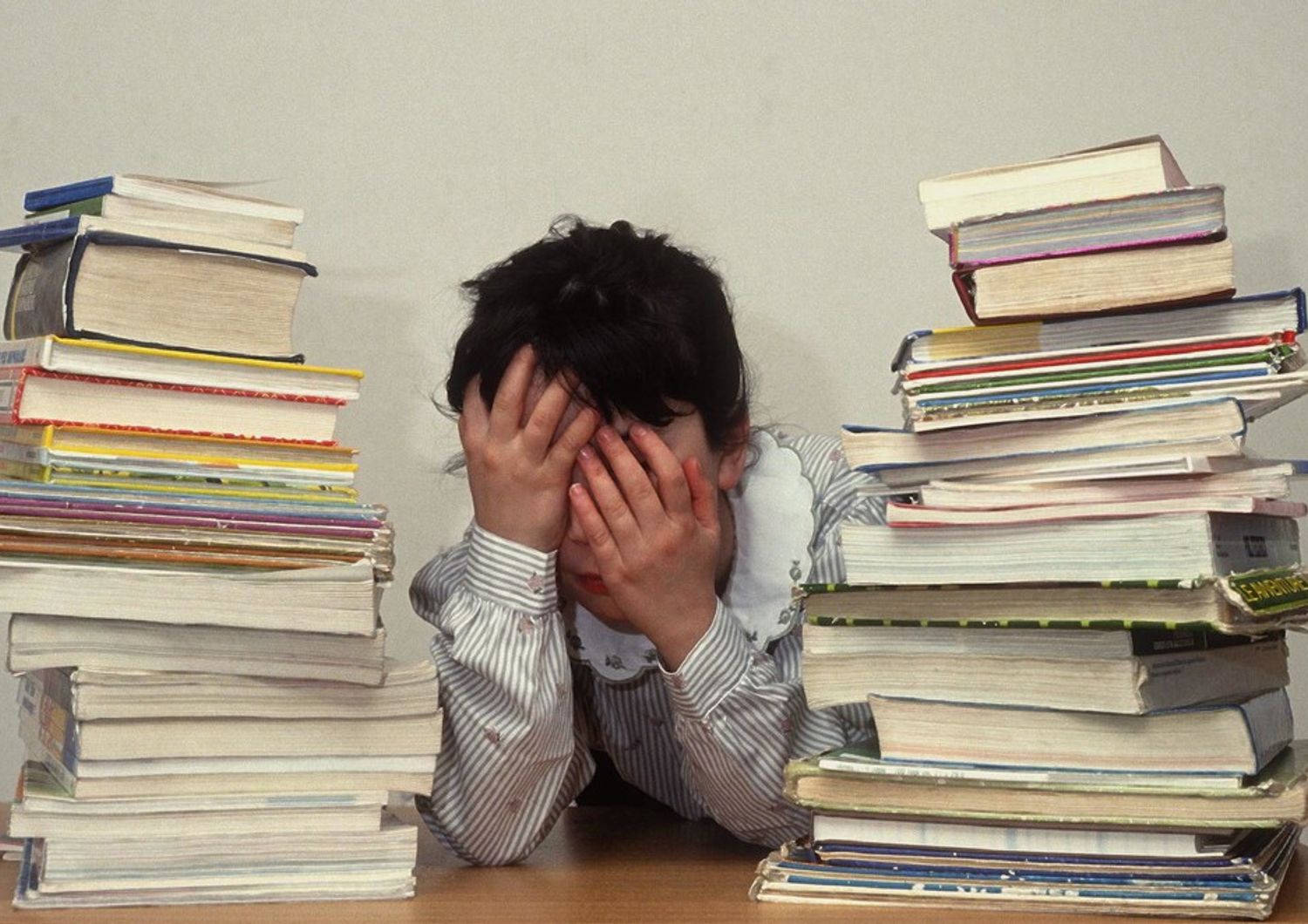 &nbsp;Una bambina tra i libri di scuola