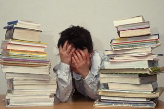 &nbsp;Una bambina tra i libri di scuola