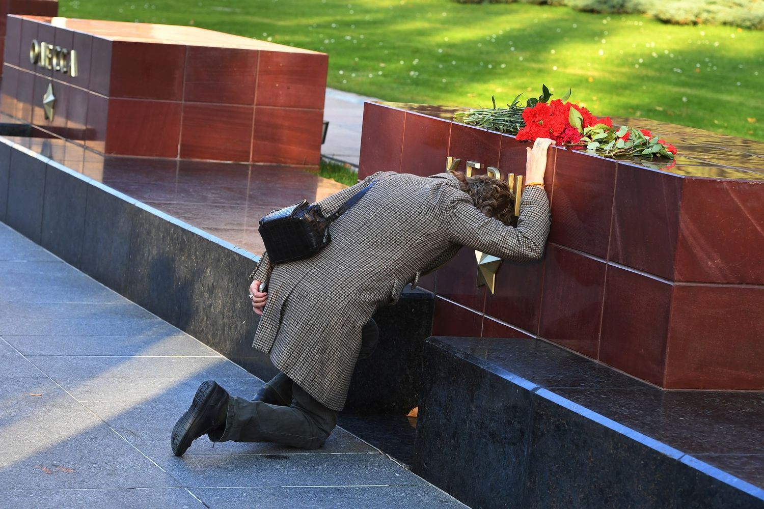 &nbsp;Una donna piange una delle vittime della strage del&nbsp;college tecnico di Kerch, citt&agrave; portuale della Crimea