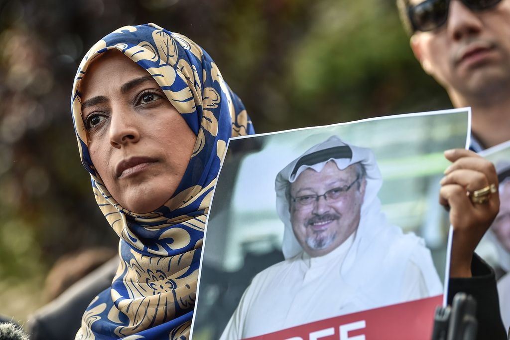 Tawakkol Karman, yemenita, premio Nobel per la Pace mostra una foto di Jamal Khashoggi&nbsp;