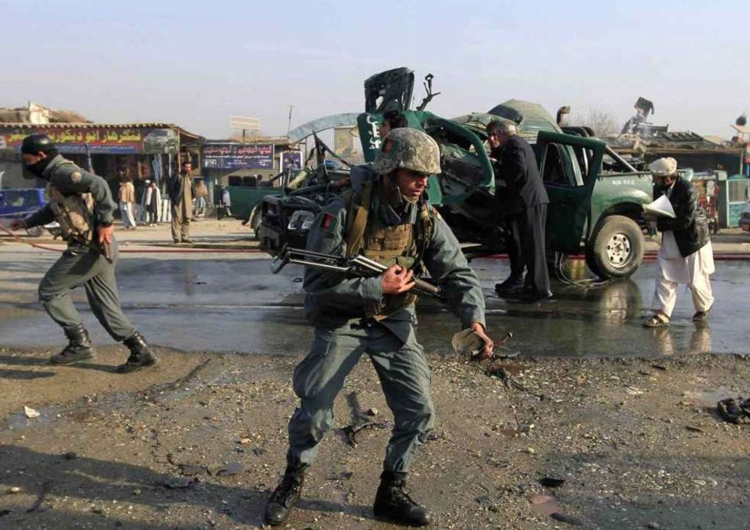 Afghanistan: kamikaze talebani in banca, civili in ostaggio