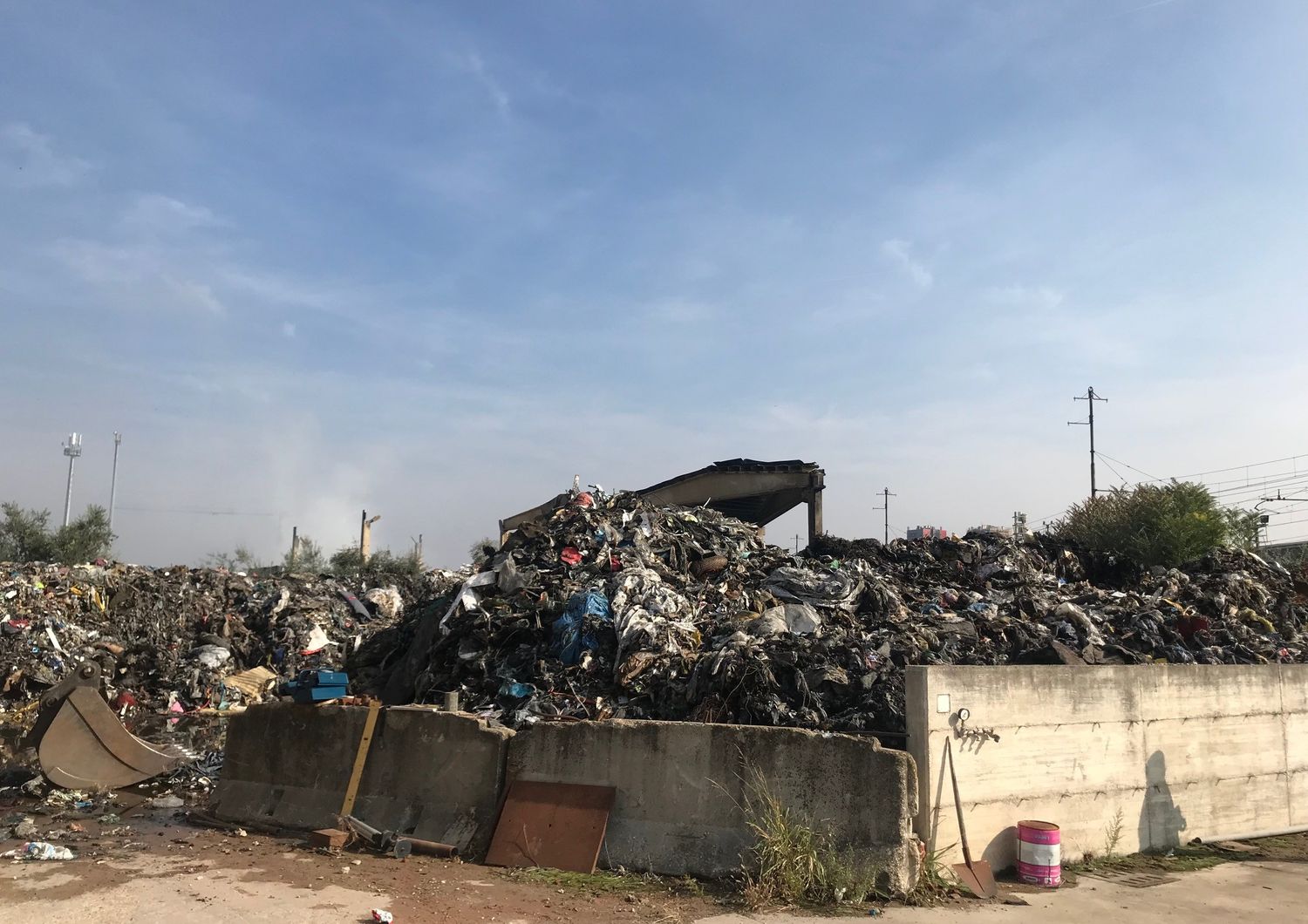 &nbsp;Deposito di rifiuti bruciato domenica a Quarto Oggiaro, Milano