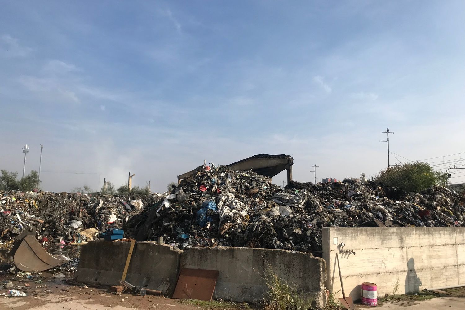 &nbsp;Deposito di rifiuti bruciato domenica a Quarto Oggiaro, Milano