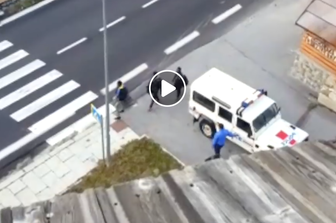 Salvini posta un video: la polizia francese che accompagna 3 persone al confine italiano