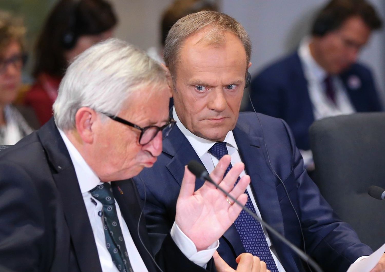 Il presidente del Consiglio europeo Donald Tusk e il presidente della Commissione europea Jean-Claude Juncker (L)